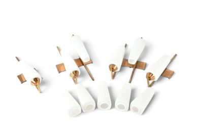 quatre morceaux de fil électrique blanc sur une surface blanche