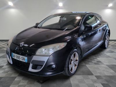 la photo d'une voiture noire garée dans un garage