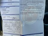 une personne tenant une feuille de papier dans une voiture