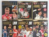 quatre couvertures de magazines consacrés à la course automobile sur un fond blanc