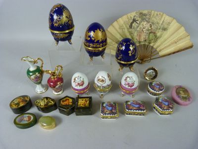 un grand nombre d'objets posés sur une table
