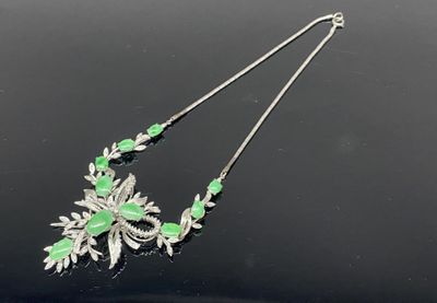 gros plan d'un collier sur une surface noire