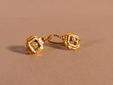 boucles d'oreilles plaquées or ornées de zircons et d'un zircon au centre