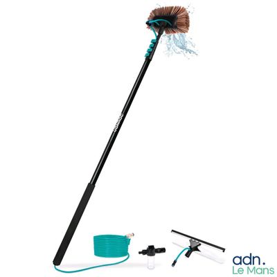 un gros plan d'un balai, d'une brosse et d'un tuyau d'arrosage