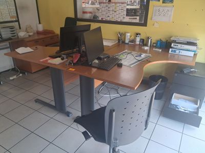 un bureau équipé d'un ordinateur et d'un moniteur