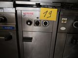 Plusieurs fours en acier inoxydable sont alignés dans une cuisine
