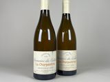 deux bouteilles de vin posées l'une à côté de l'autre sur une table