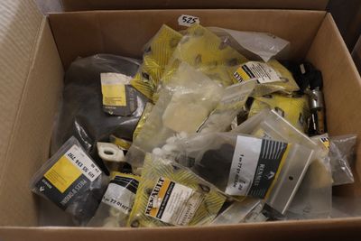 une boîte pleine d'objets assortis qui se trouvent dans la boîte