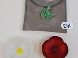 un petit sac orné d'une fleur et un petit sac orné d'une fleur