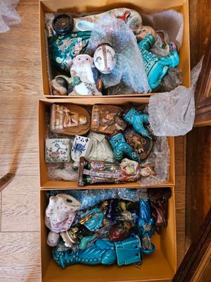 une boîte remplie d'objets hétéroclites posée sur le sol