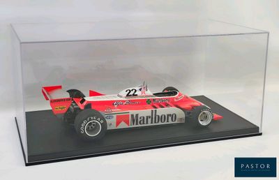 un modèle de voiture de course dans une vitrine