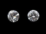 une paire de boucles d'oreilles en diamant blanc sur fond noir