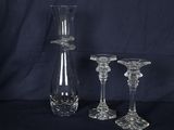 trois vases en verre posés l'un à côté de l'autre sur une table
