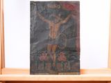 un tableau représentant un homme sur une croix, posé sur un chevalet