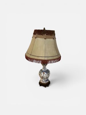 une photo d'une lampe de table surmontée d'un abat-jour marron