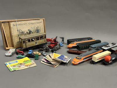 beaucoup de petits trains et d'autres jouets sur la table