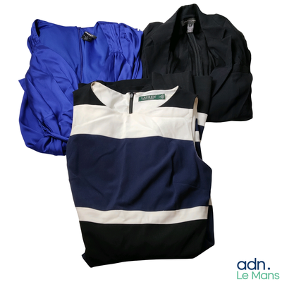trois paires de vêtements pour homme disposées les unes à côté des autres sur un fond blanc