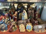 de nombreuses figurines de différentes tailles et couleurs sont exposées
