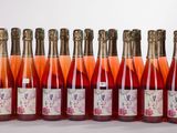 six bouteilles de vin sont alignées sur une table