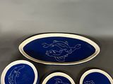 trois assiettes bleues et blanches ornées d'un motif de poisson