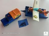 un avion miniature et une petite voiture sur une table