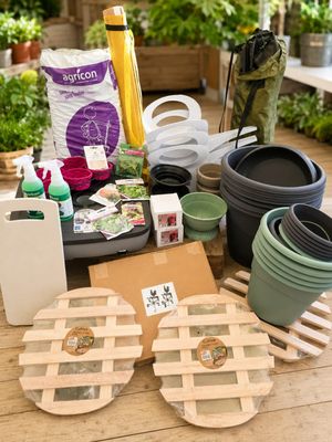 tout un tas d'articles de jardinage posés sur une table en bois