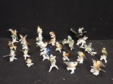 un grand nombre de figurines posées sur une table