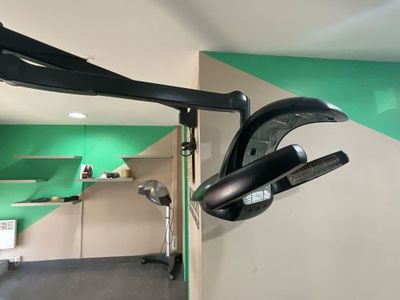 un mur vert et blanc dans une pièce équipée d'un ventilateur de plafond