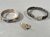 trois bracelets différents et une broche, une broche, une broche, une broche, une broche, une broche, une broche, une broche, une broche