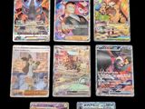 gros plan d'une collection de cartes pokemon sur une table