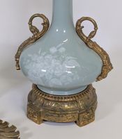 Lampe à pétrole en bronze doré ciselé, verre translucide et … (photo 2)