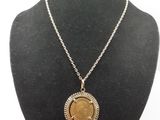 gros plan d'un collier sur un présentoir pour mannequin