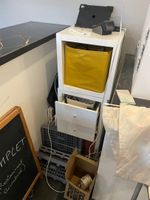 - Lot comprenant Quatre fauteuils Ikea dont deux jaunes et d… (photo 6)