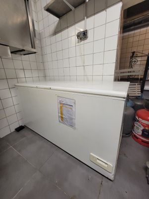 une photo d'une cuisine avec un réfrigérateur à l'intérieur