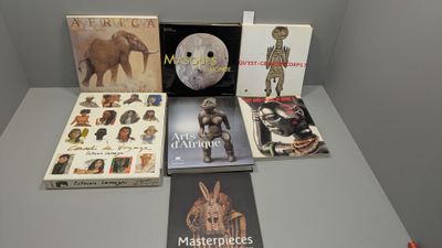 de nombreux livres exposés sur une table dans une pièce