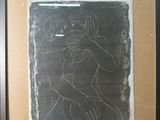 tableau représentant une femme, dans un cadre noir sur fond noir