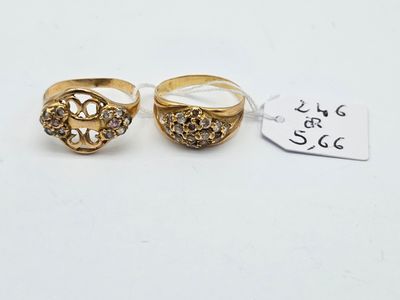 une paire de bagues en or serties de diamants, avec son étiquette de prix