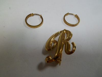 deux paires de boucles d'oreilles créoles en or et une broche en or