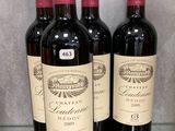 trois bouteilles de vin posées sur une table l'une à côté de l'autre
