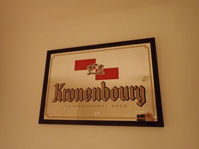 une photo d'une affiche accrochée au mur d'un hôtel