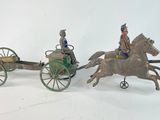 deux figurines représentant des personnes dans une calèche