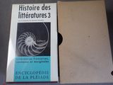 un livre posé sur une table à côté d'un livre