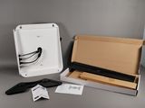 une boîte contenant un téléphone et une clé