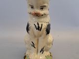 une petite figurine de chat posée sur une table
