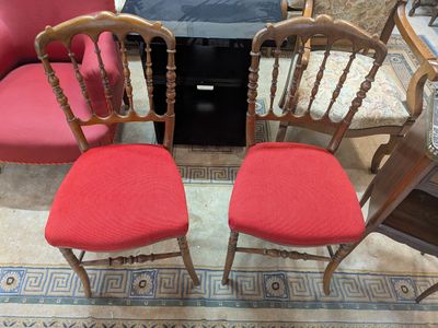 deux chaises assises l'une à côté de l'autre sur le sol
