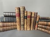 plusieurs vieux livres empilés sur une table