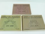 trois livres ornés de dessins d'armes à feu, posés sur une table