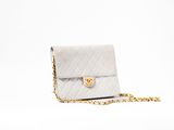Mini sac à rabat Chanel en agneau matelassé blanc