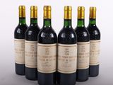 six bouteilles de vin sont alignées dans une rangée