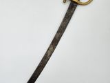 une vieille épée avec un manche en or sur fond blanc
